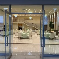 外のガーデンからみる披露宴会場