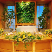 バックの緑は会場設備の為、テーブルの装飾を控えても華やか！