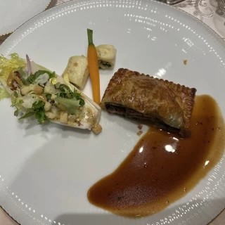 牛フィレのパイ包み　付け合わせのお野菜は少し苦めでした。