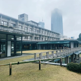雨の日の外観