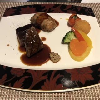 当日料理の試食で、肉料理です