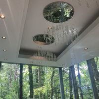 チャペルにはシャンデリアもあって豪華