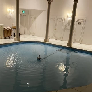 披露宴会場1の入り口にあるプールです。
