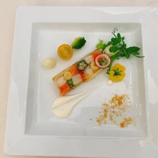 信州サーモンと魚介類・彩野菜のゼリー寄せ