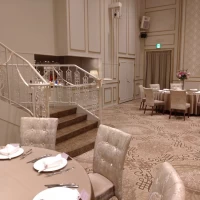 白基調の披露宴会場