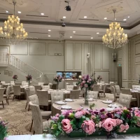 白基調の披露宴会場