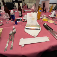 ローズピンクのテーブルクロスが目を引く素敵な空間！