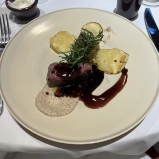 牛フィレ肉のステーキです。
噛む力がいらないほど柔らかい