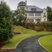 ポストカードになりそうな外観です。緑もとても映えていました。