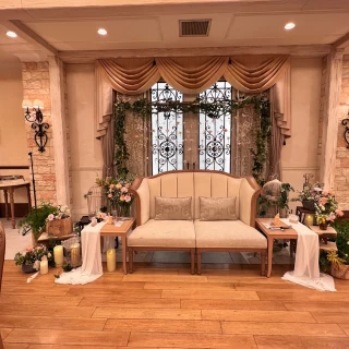ソファスタイルでの花ガーランド