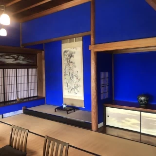 入り口付近の待合。青壁は珍しいためゲストも喜ぶと思います。