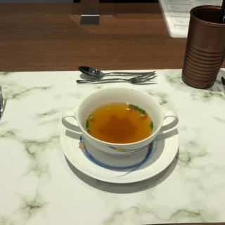 コンソメ風味のスープでした。私には少し薄味に感じました。