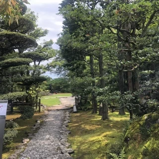 玄関付近。奥に進むと庭があり、そちらで集合写真が撮れます。