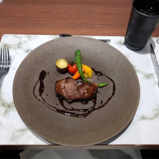 お肉料理です。私には少し薄味に感じました。