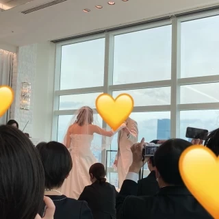 挙式のメインステージは段差があるので、新婦を引き上げてます。