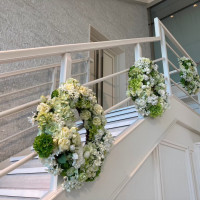 リースのような装花も階段に飾れます。