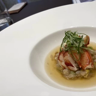 試食会で出たオマール海老の料理です。