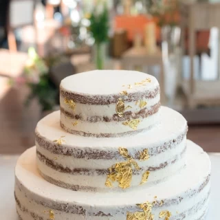 フルーツはのせずに、シンプルなネイキッドケーキ