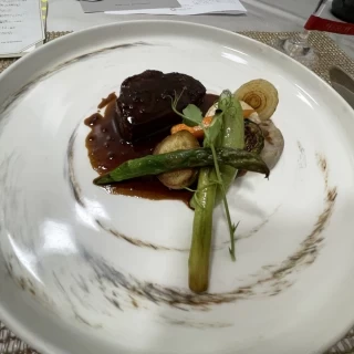 メインのお肉料理。お肉はもちろんソースも野菜もおいしかった。