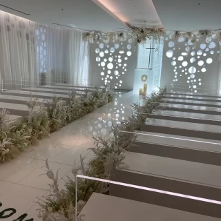 白を基調とした挙式会場。