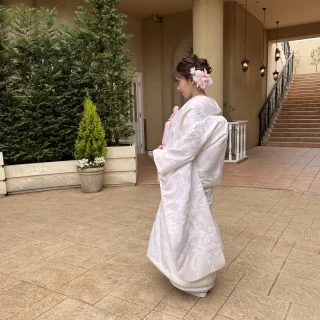 外のエントランス付近で…