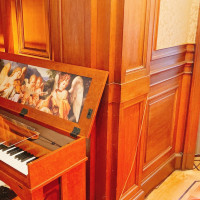 チャペル内のピアノなどの写真