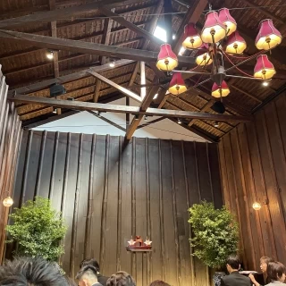 天井が高く自然光が入ってきて
優しく明るい空間でした。