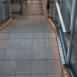 挙式会場から披露宴会場へ向かう道の階段です。ライトアップ。|657444さんのアニヴェルセル ヒルズ横浜の写真(2022271)