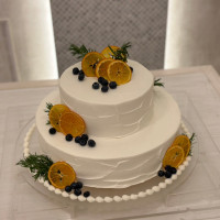 シンプルなケーキ。台の周りにお花をつける場合は有料。