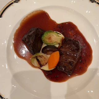 牛フィレ肉のポワレ トリュフソースと牛頬肉の赤ワイン煮込み
