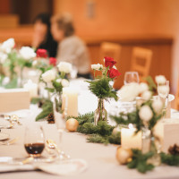 会場の花はクリスマスをイメージ