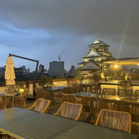 屋上からは大阪城がドーンと見えます