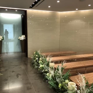 バージンロードは狭くもなく広くもないちょうどいい広さ