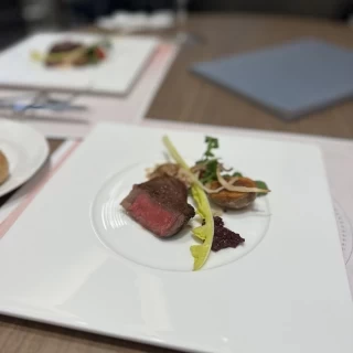 お肉料理をいただきました。これがとても固くて残念でした…。