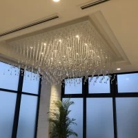 チャペル出口のシャンデリア