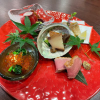 試食。料亭らしくアワビやお刺身で、とても豪華です。