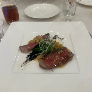 国産牛のロース　ナッツとネギの花山椒
