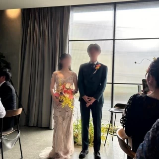 窓際に2人用のハイチェアを設置していただきました