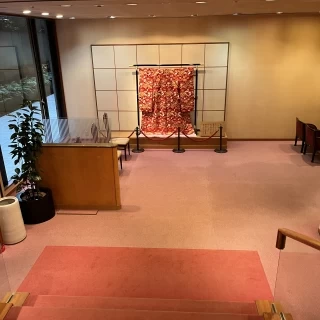受付後控え室までの道に飾られていた着物です。