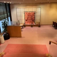 受付後控え室までの道に飾られていた着物です。