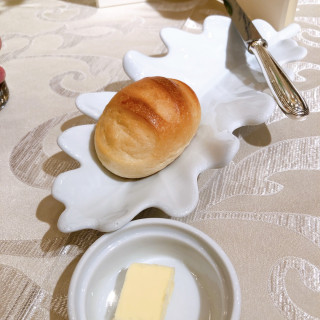 朝、ホテル内にあるパン工房で焼いたパンとエシレ村のバター