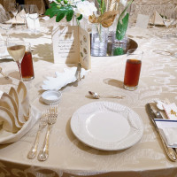 ティファニーの飾り皿を使用したテーブルコーディネート