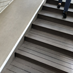 プールサイドの披露宴会場へ向かう道
階段スロープがあり|658039さんのヒルトン東京ベイの写真(1791181)