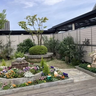 チャペルの庭がかわいくて素敵です。