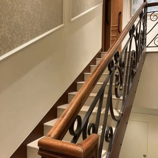 披露宴会場に続く階段です。少し狭いです。