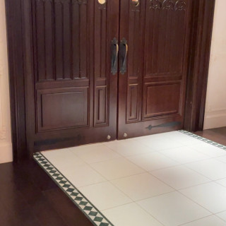 教会内のシックな扉、新郎新婦がここから出てきます