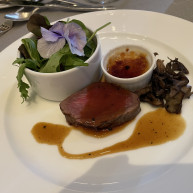 肉料理は相当美味しいです。