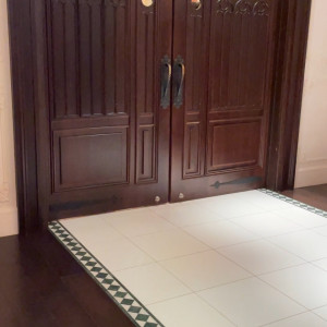 教会内のシックな扉、新郎新婦がここから出てきます|658109さんのGLLARE MARUYAMA(グラーレ マルヤマ)の写真(2585902)