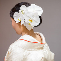 挙式時の鬘を外し、披露宴前半の衣装としました