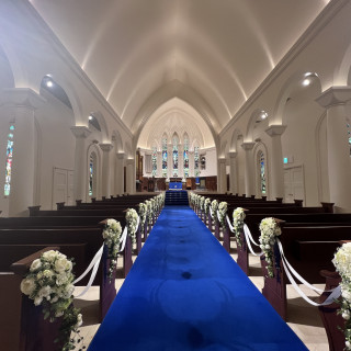 青いバージンロードが美しい大聖堂